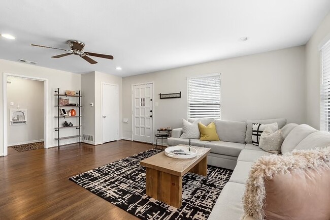 Building Photo - Cozy Forest Hills Retreat in East Dallas