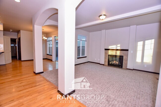 Building Photo - Great Location!