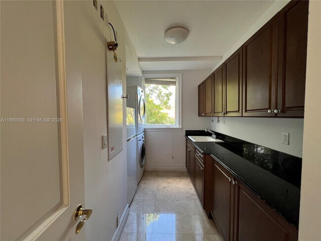 Building Photo - 573 Satinwood Dr