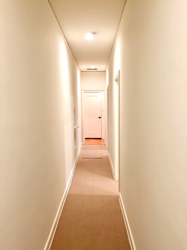 Building Photo - 1106 S Doheny Dr