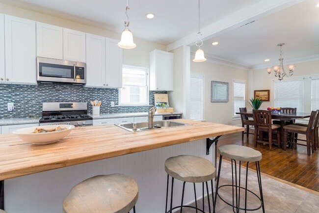 Building Photo - 418 E Myrtle St