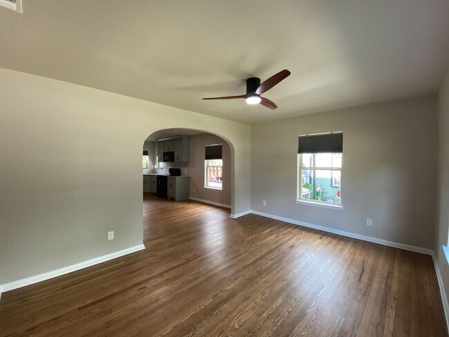 Building Photo - Super Cute, Newly Remodeled, 2bd/1bth hous...