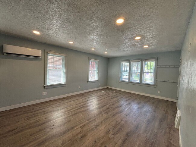 Building Photo - 428 N 10th Ave