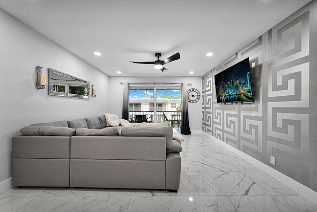 Building Photo - 6279 Bay Club Dr