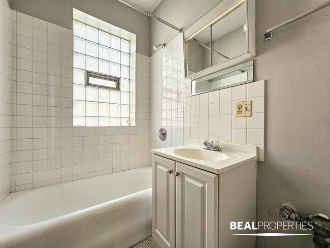 Building Photo - 1050 W George St