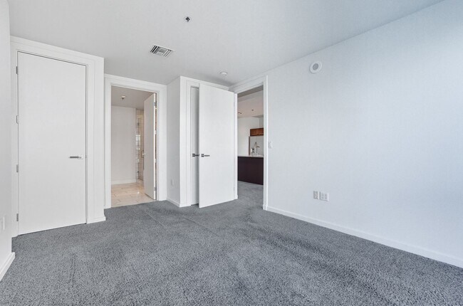 Building Photo - 6th Floor 2-Bedroom Condo with Stunning La...
