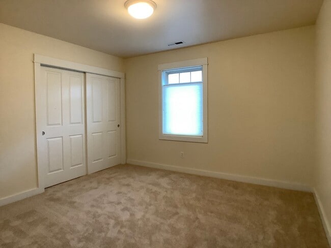 Building Photo - Three bed home with Den/Office in beautifu...