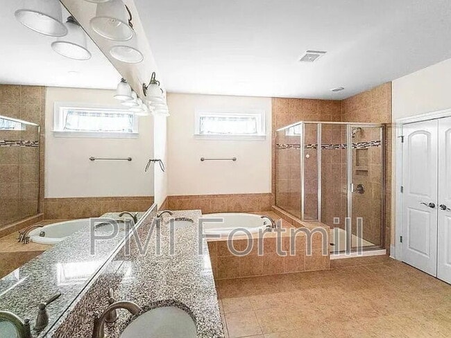 Building Photo - 521 Vine St