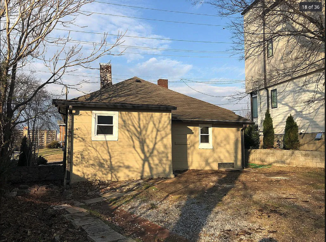 Building Photo - 2 bed/1bath w/bonus room! Location!!