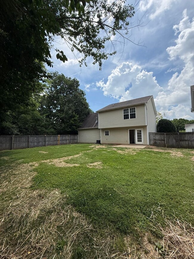 Building Photo - Lovely 4 Bedroom 2.5 Bath Home in convenient West Knox location