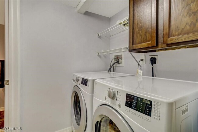 Building Photo - 124 Cypress Way E