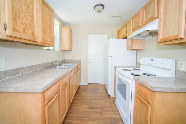 Building Photo - 1521 Yukon St