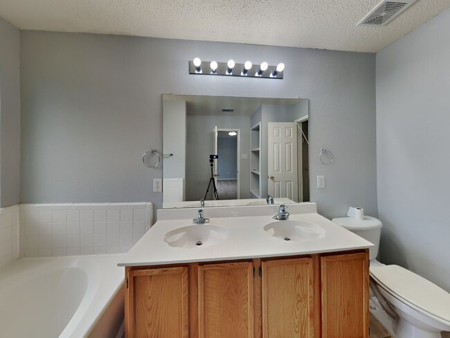 Building Photo - Lovely home in Lake Worth ISD!