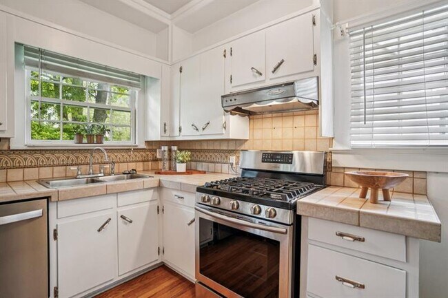 Building Photo - 615 Sycamore Dr