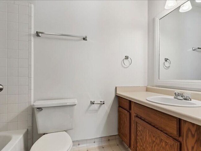 Building Photo - SANDY  2 BED 2 BATH CONDO, small pet OK