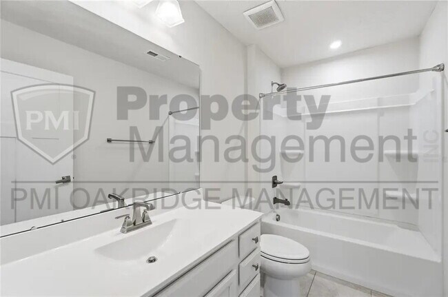 Building Photo - 3 Bed 3 1/2 Bath Single Family Home with Attached 2 Car Garage