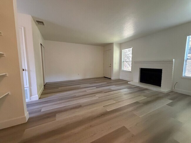 Building Photo - Beautiful 2 bedroom 1 bath Available today! Apply today!