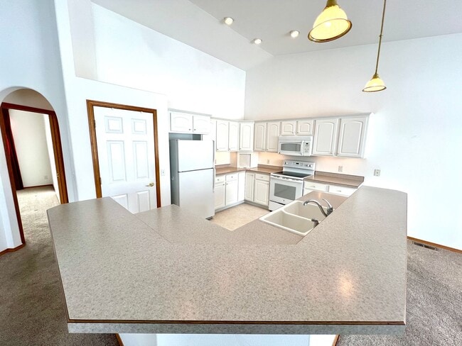 Building Photo - Dog Friendly 3 bed 2 bath Home