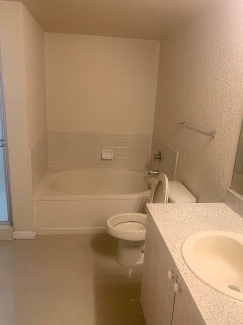 Building Photo - 3/2 Lake available in North Lauderdale