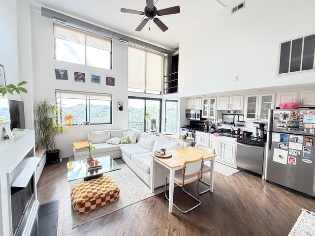 Building Photo - 2012 W Saint Paul Ave