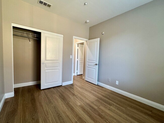 Building Photo - 3 Bed 2.5 Bath plus extra room Townhouse Style Condo / Attached 2 Car Garage