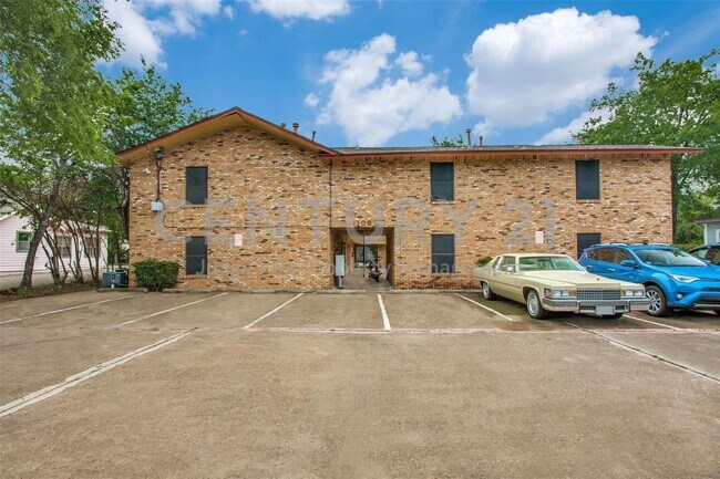 Building Photo - Spacious 2/1.5 Apartment in Denton Ready for Immediate Occupancy!