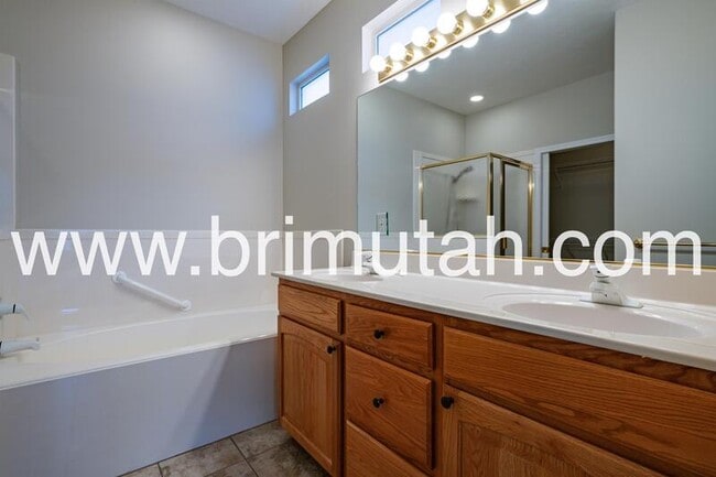 Building Photo - 602 E Land Rush Dr