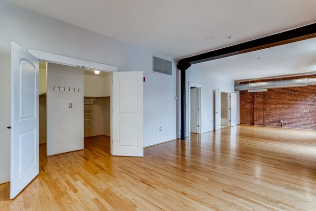 Building Photo - 3 Bedroom 2 Bath Loft Living At It's Finest In LODO! Wireworks Building