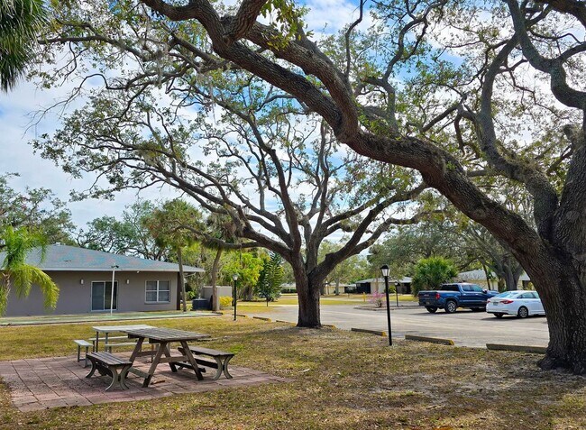 Building Photo - 2 BR/ 2.5 BA Townhome in Gated Community w...