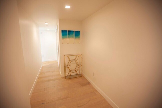 Building Photo - 2BD/2BA Modern Condo w/ Abundant Natural L...