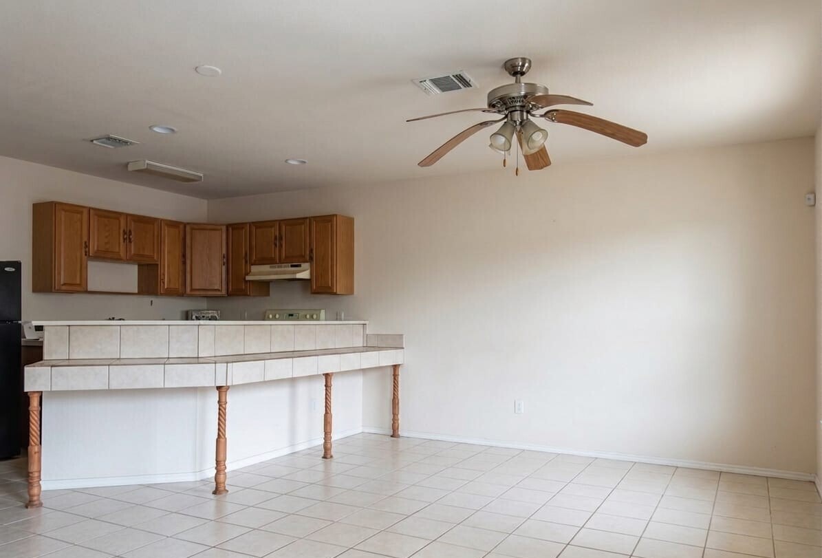 Building Photo - 351 Altgelt Ave