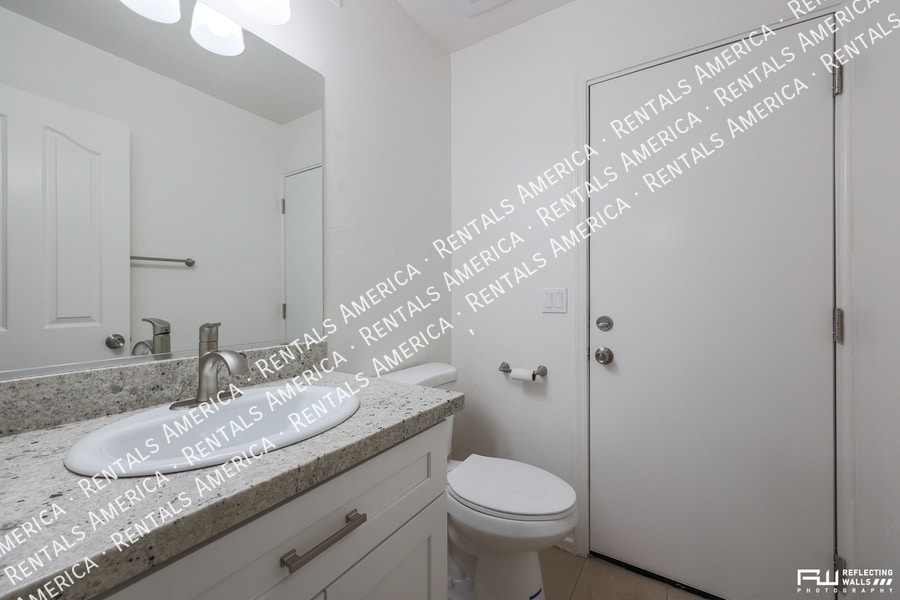 Building Photo - 2238 E Bel Air Ln