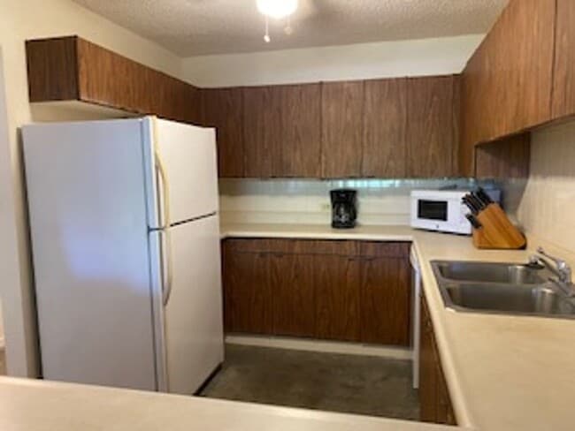 Building Photo - 2405 Kalanianaole St