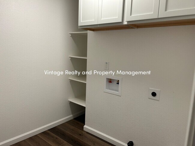 Building Photo - Just Like New Cozy 2 Bedroom Home That Is Ready to Go!!!