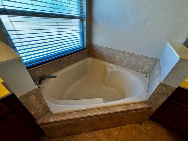 Building Photo - Timber Isle 4 bedroom home 2 bath home on a corner lot with New Kitchen Appliances!