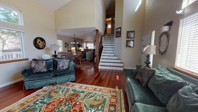 Building Photo - Beautiful sunny home