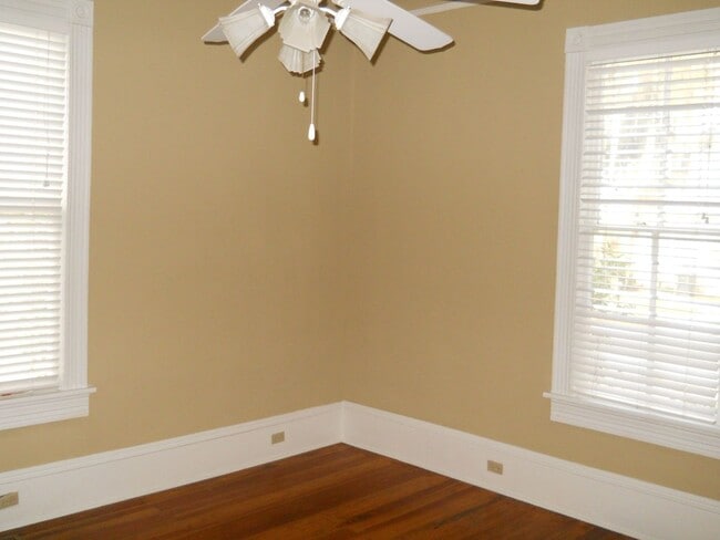Building Photo - Beautiful, well maintained older home in t...