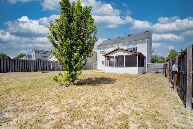 Building Photo - 3 Bedroom with a Fabulous Florida Room in Crestview!