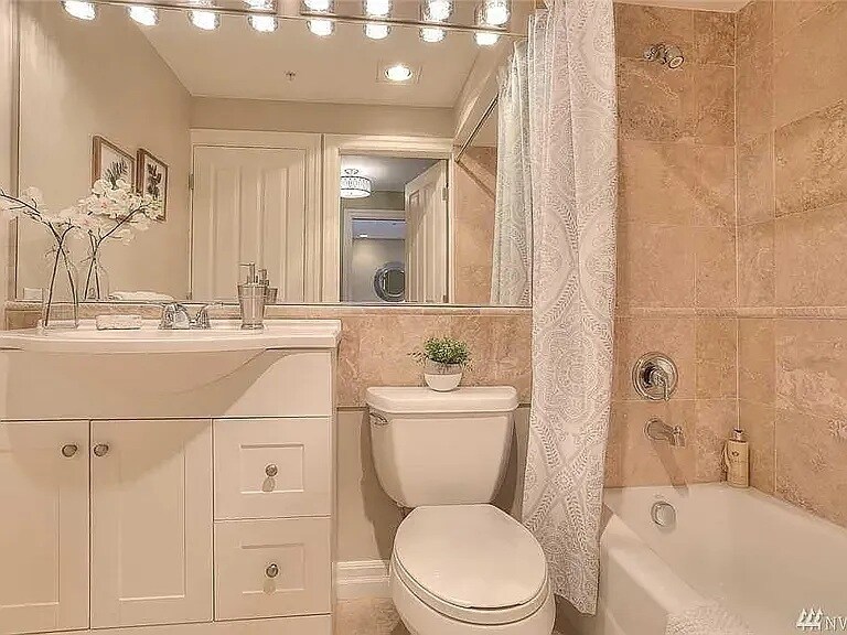 Building Photo - 2425 33rd Ave W