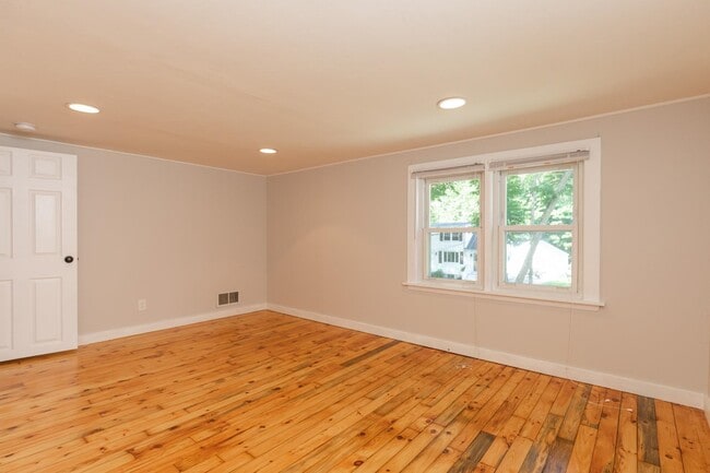 Building Photo - 400 Colonial Dr