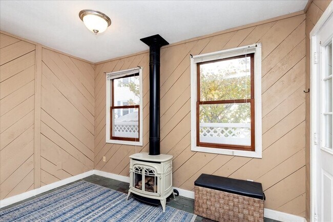 Building Photo - 9 Lapham St