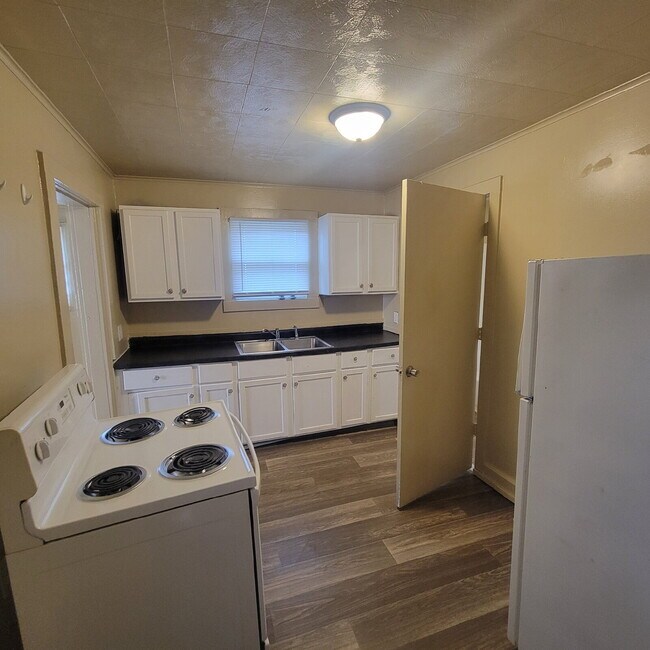 Building Photo - NEAR CHRISTIAN PARK 3BR/1BA HOUSE!