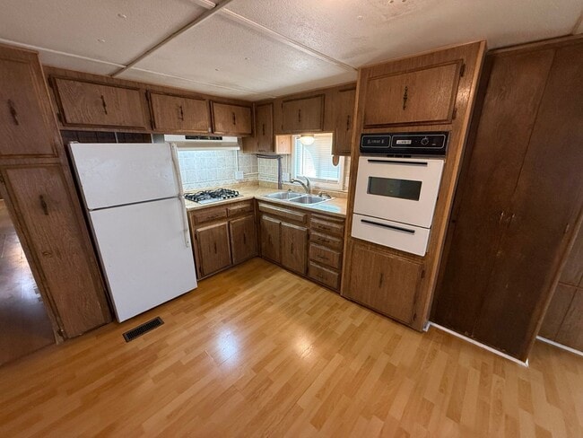 Building Photo - 2 Bedroom 1.5 Semi-Rural Mobile Home with Workshop on Large Lot