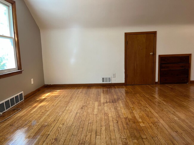 Building Photo - Lovely renovated 3 bedroom house