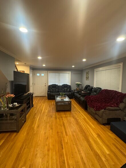 Building Photo - 39 Maple Tree Ave