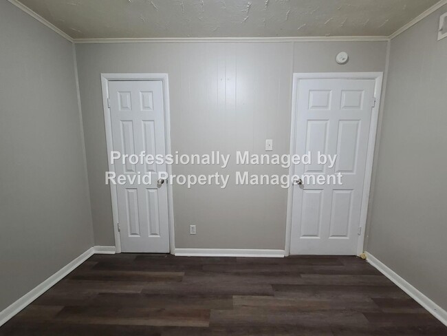 Building Photo - 744 Lester St