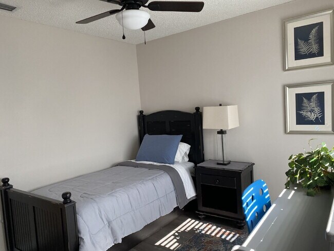 Building Photo - "Fully Furnished 2-Bed Condo Oasis in Tarpon Springs – Your Cozy Retreat Awaits!"