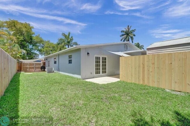 Building Photo - 802 SW 12th Ct