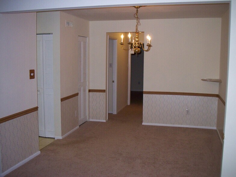 Building Photo - 3306 Woodburn Village Dr