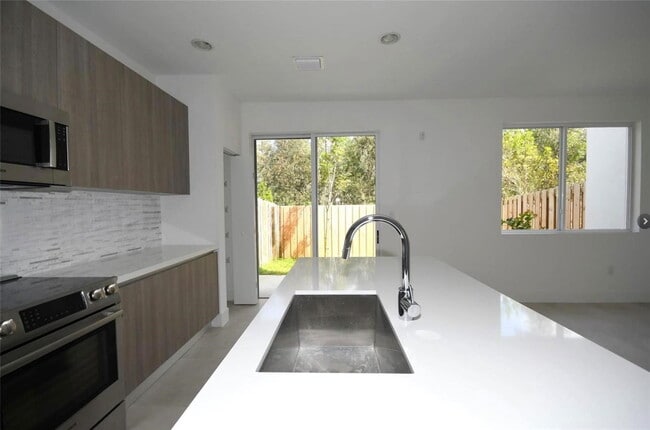 Building Photo - 10259 NW 72nd Terrace